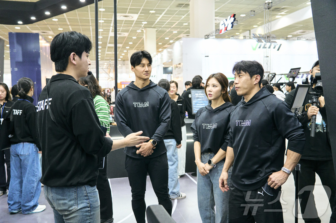 (서울=뉴스1) = 26일 서울 코엑스에서 열린 2026 서울국제스포츠레저산업전(SPOEX 2026) 가민 부스를 찾은 팀 가민 선수들이 트레드밀, 스키에르그, 케틀벨 스윙 운동과 …