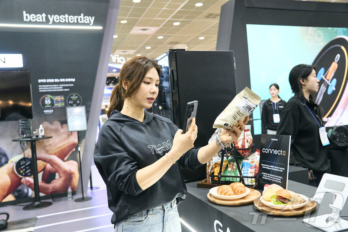 (서울=뉴스1) = 26일 서울 강남구 코엑스에서 열린 ‘SPOEX 2026’ 가민 부스에서 팀 가민 소속 김효정 선수가 바코드 인식 기반의 가민 커넥트 플러스 ‘영양 관리 기능’ …