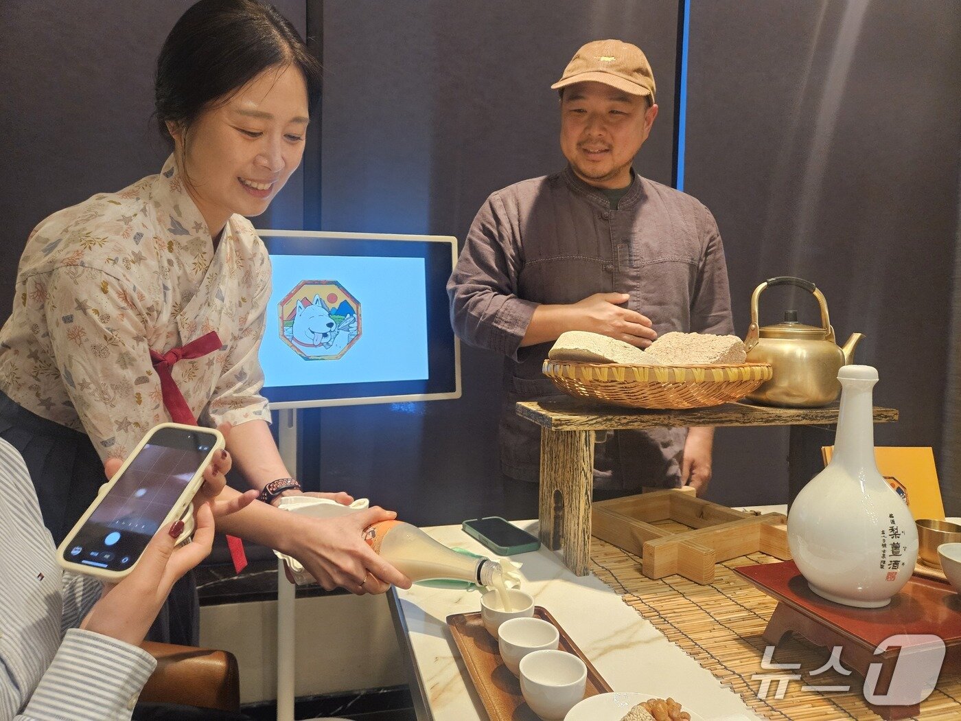 본문 이미지 - 25일 웨스틴조선서울 웨스틴클럽에서 진행된 한마루 막걸리 클래스에서 직원이 전통 방식으로 제조된 막걸리를 대접하고 있다. 2026.3.25 ⓒ News1 박혜연 기자