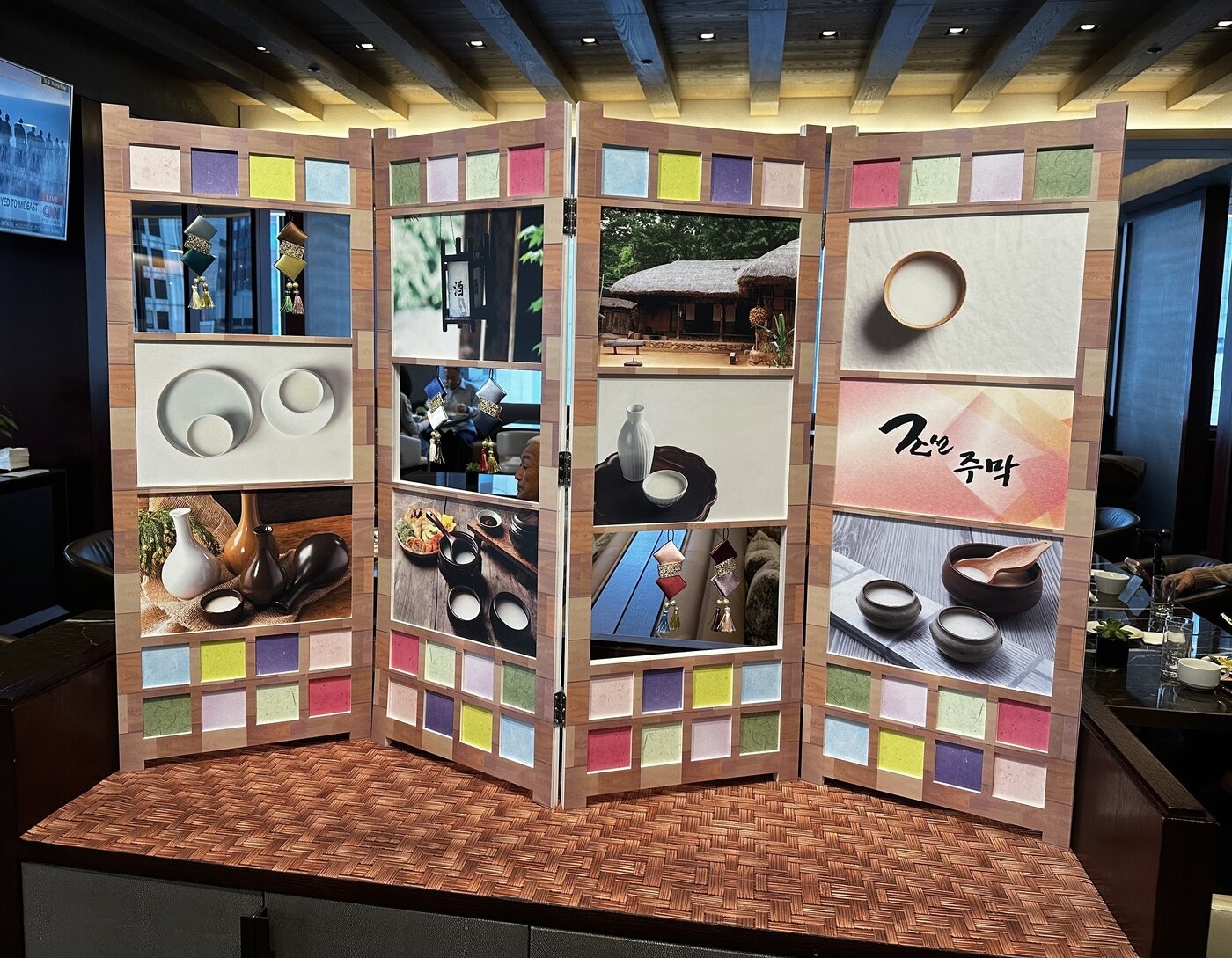 본문 이미지 - 웨스틴클럽 내 마련된  조선 주막 콘셉트 병풍(조선호텔앤리조트 제공)