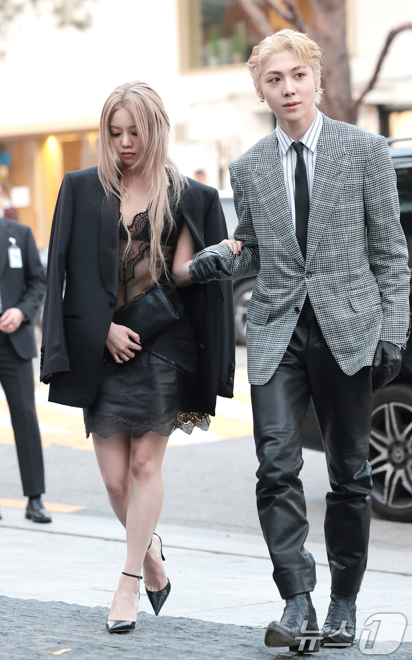 (서울=뉴스1) 권현진 기자 = 올데이프로젝트 베일리와 우찬(오른쪽)이 26일 서울 종로구 푸투라 서울에서 열린 톰 포드 뷰티 '블랙 오키드 리저브 코리아 행사'에 참석하고 있다. …