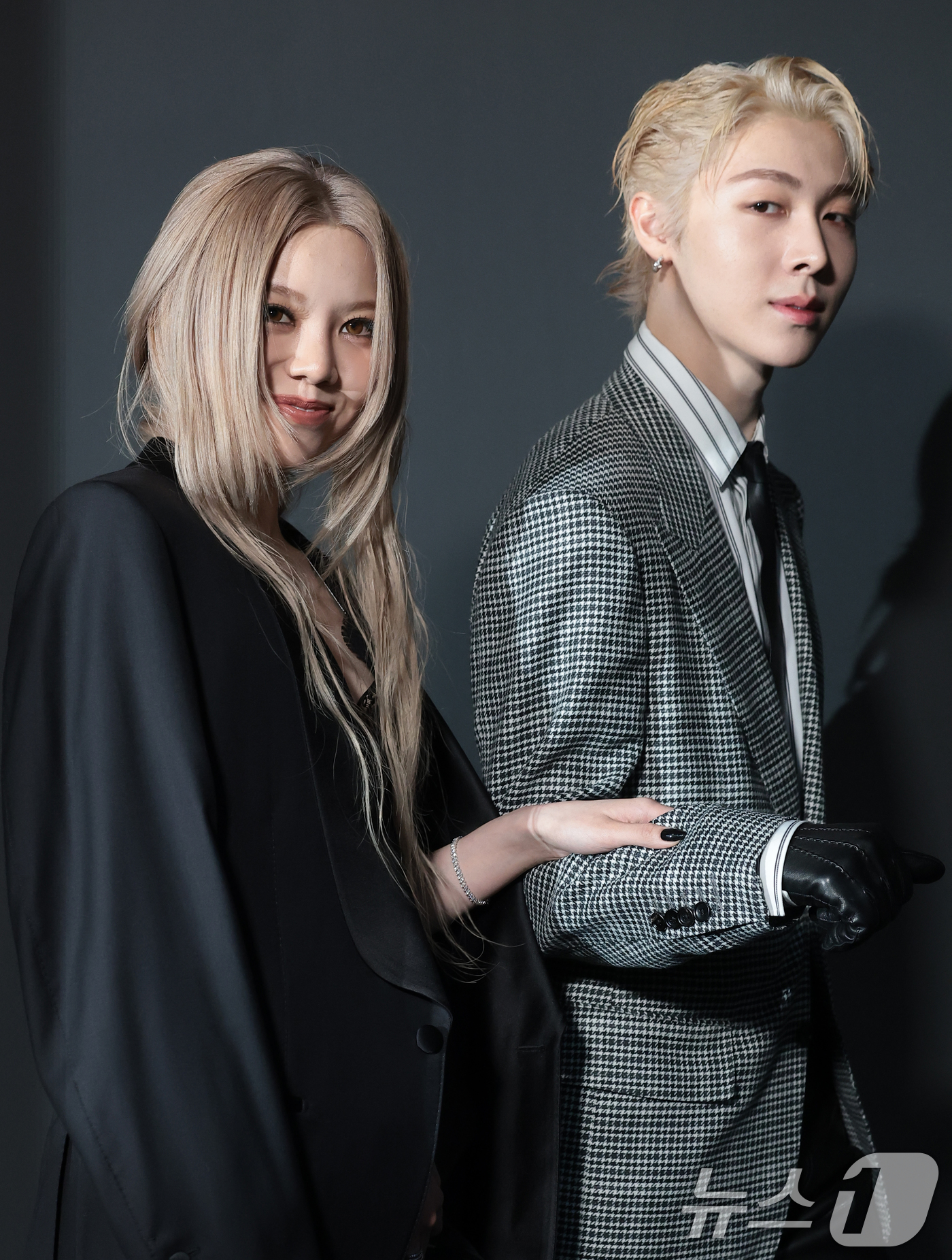 (서울=뉴스1) 권현진 기자 = 올데이프로젝트 베일리와 우찬(오른쪽)이 26일 서울 종로구 푸투라 서울에서 열린 톰 포드 뷰티 '블랙 오키드 리저브 코리아 행사'에 참석하고 있다. …