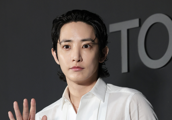 이수혁, 빛나는 손 인사