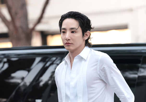 이수혁, 셔츠 위로도 보이는 대흉근