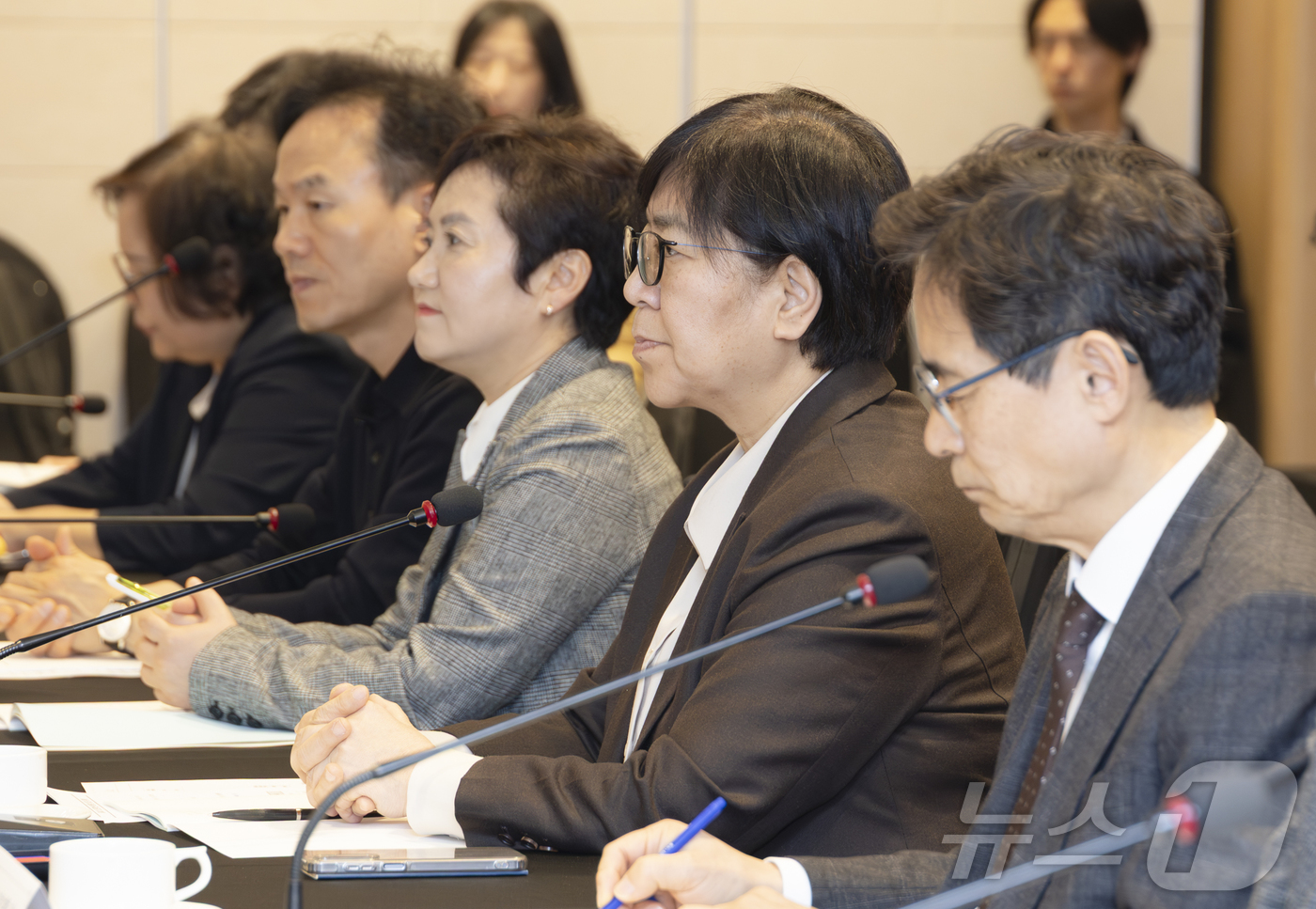 (서울=뉴스1) = 정은경 보건복지부 장관이 26일 오후 서울 중구 코리아나호텔에서 열린 제4차 의료혁신위원회에서 정기현 의료혁신위원회 위원장의 모두 발언을 경청하고 있다. (보건 …