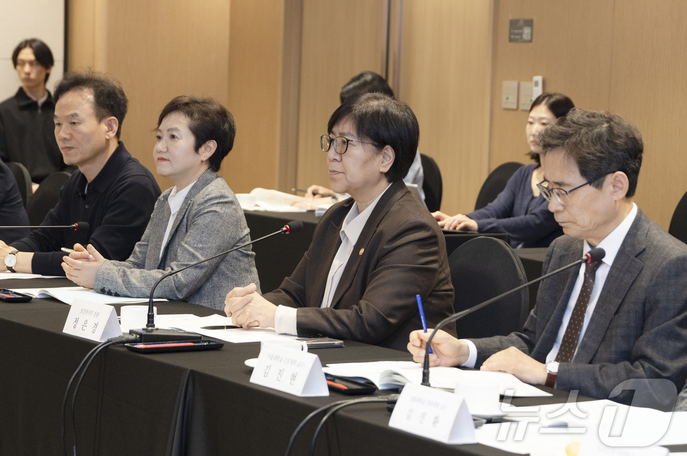 (서울=뉴스1) = 정은경 보건복지부 장관이 26일 오후 서울 중구 코리아나호텔에서 열린 제4차 의료혁신위원회에서 정기현 의료혁신위원회 위원장의 모두 발언을 경청하고 있다. (보건 …