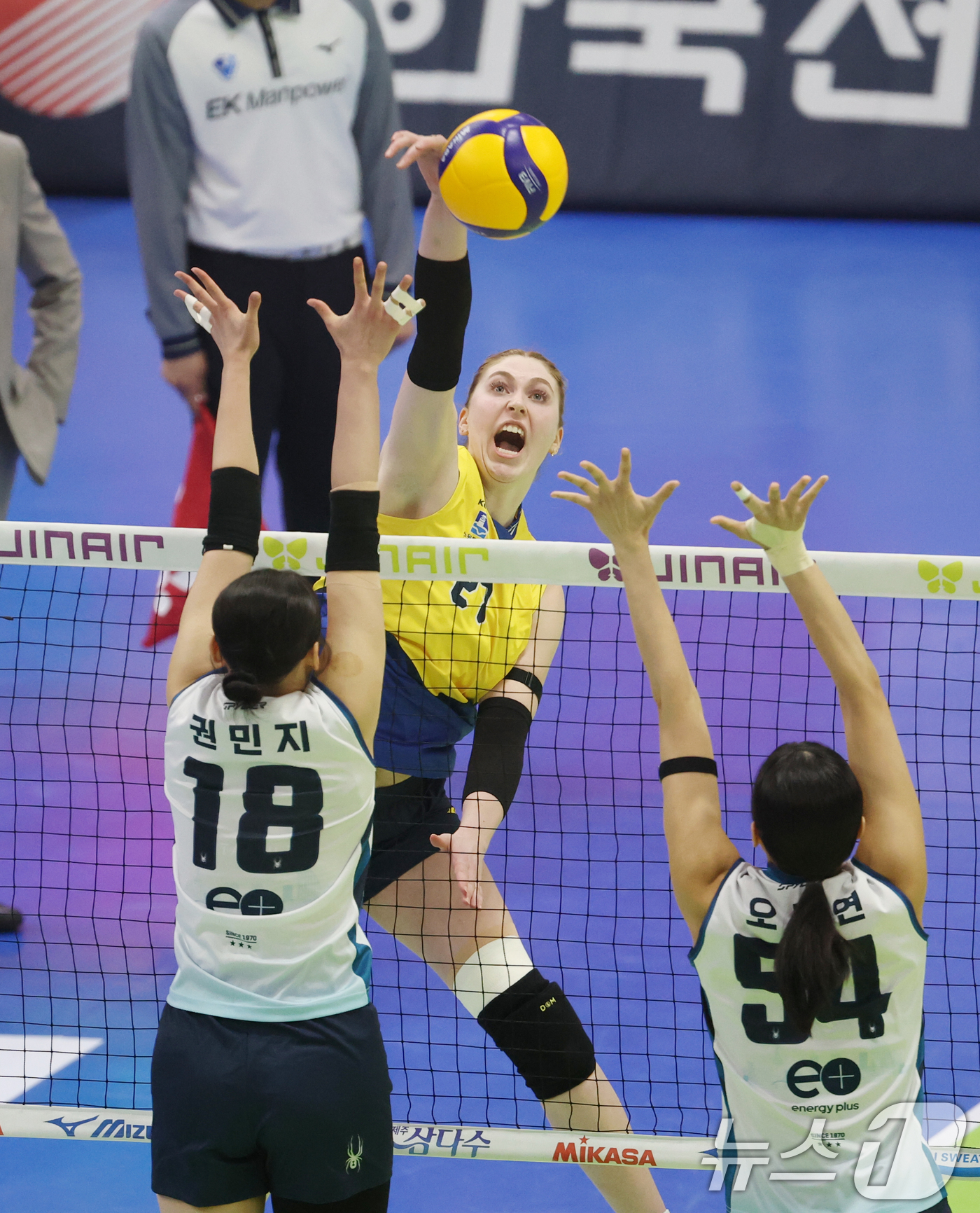 (수원=뉴스1) 김영운 기자 = 26일 오후 경기 수원시 장안구 수원종합운동장 실내체육관에서 열린 2025-26 V리그 여자부 플레이오프 현대건설과 GS칼텍스의 경기에서 현대건설 …