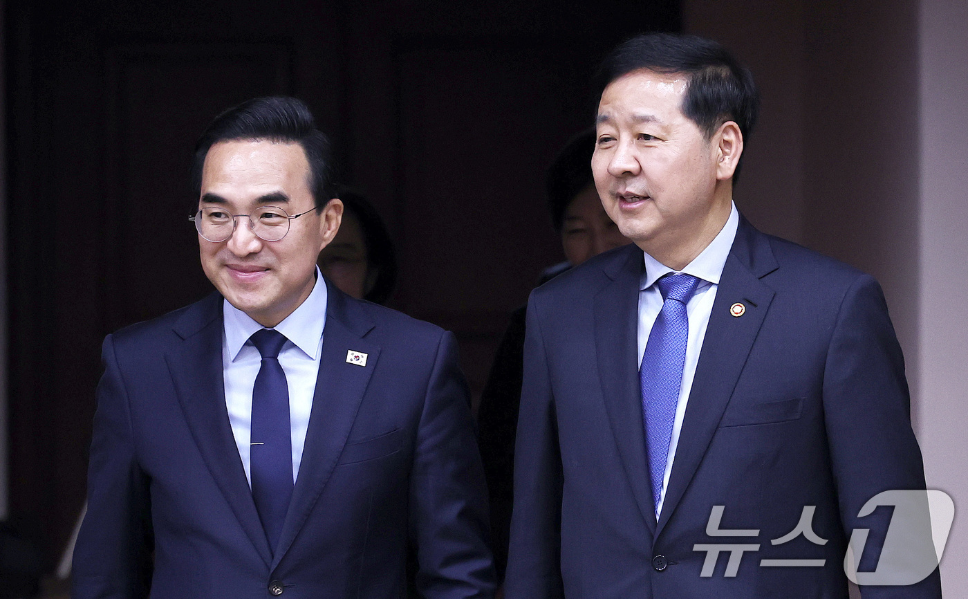 (서울=뉴스1) 구윤성 기자 = 구윤철 경제부총리 겸 재정경제부 장관(오른쪽)과 박홍근 기획예산처 장관이 26일 오후 서울 세종대로 정부서울청사에서 열린 비상경제장관회의 겸 민생물 …