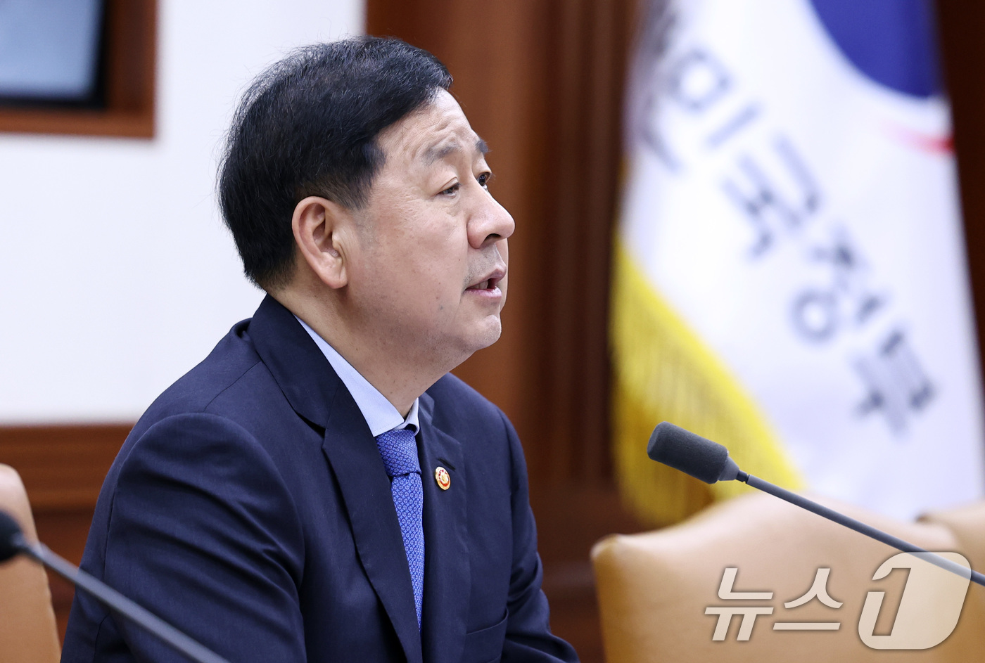 (서울=뉴스1) 구윤성 기자 = 구윤철 경제부총리 겸 재정경제부 장관이 26일 오후 서울 세종대로 정부서울청사에서 열린 비상경제장관회의 겸 민생물가 특별관리 관계장관 TF회의에서 …
