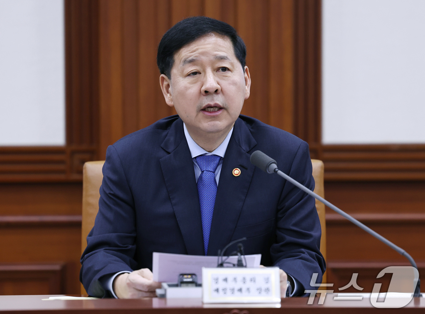 (서울=뉴스1) 구윤성 기자 = 구윤철 경제부총리 겸 재정경제부 장관이 26일 오후 서울 세종대로 정부서울청사에서 열린 비상경제장관회의 겸 민생물가 특별관리 관계장관 TF회의에서 …