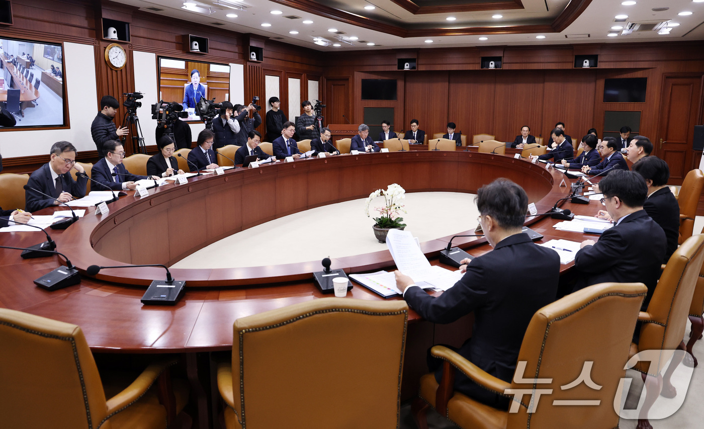 (서울=뉴스1) 구윤성 기자 = 구윤철 경제부총리 겸 재정경제부 장관이 26일 오후 서울 세종대로 정부서울청사에서 열린 비상경제장관회의 겸 민생물가 특별관리 관계장관 TF회의에서 …