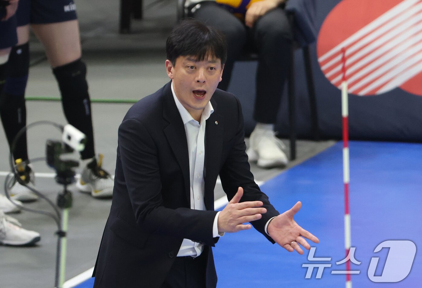 본문 이미지 - 26일 오후 경기 수원시 장안구 수원종합운동장 실내체육관에서 열린 2025-26 V리그 여자부 플레이오프 현대건설과 GS칼텍스의 경기에서 GS칼텍스 이영택 감독이 선수들을 격려하고 있다. 2026.3.26 ⓒ 뉴스1 김영운 기자