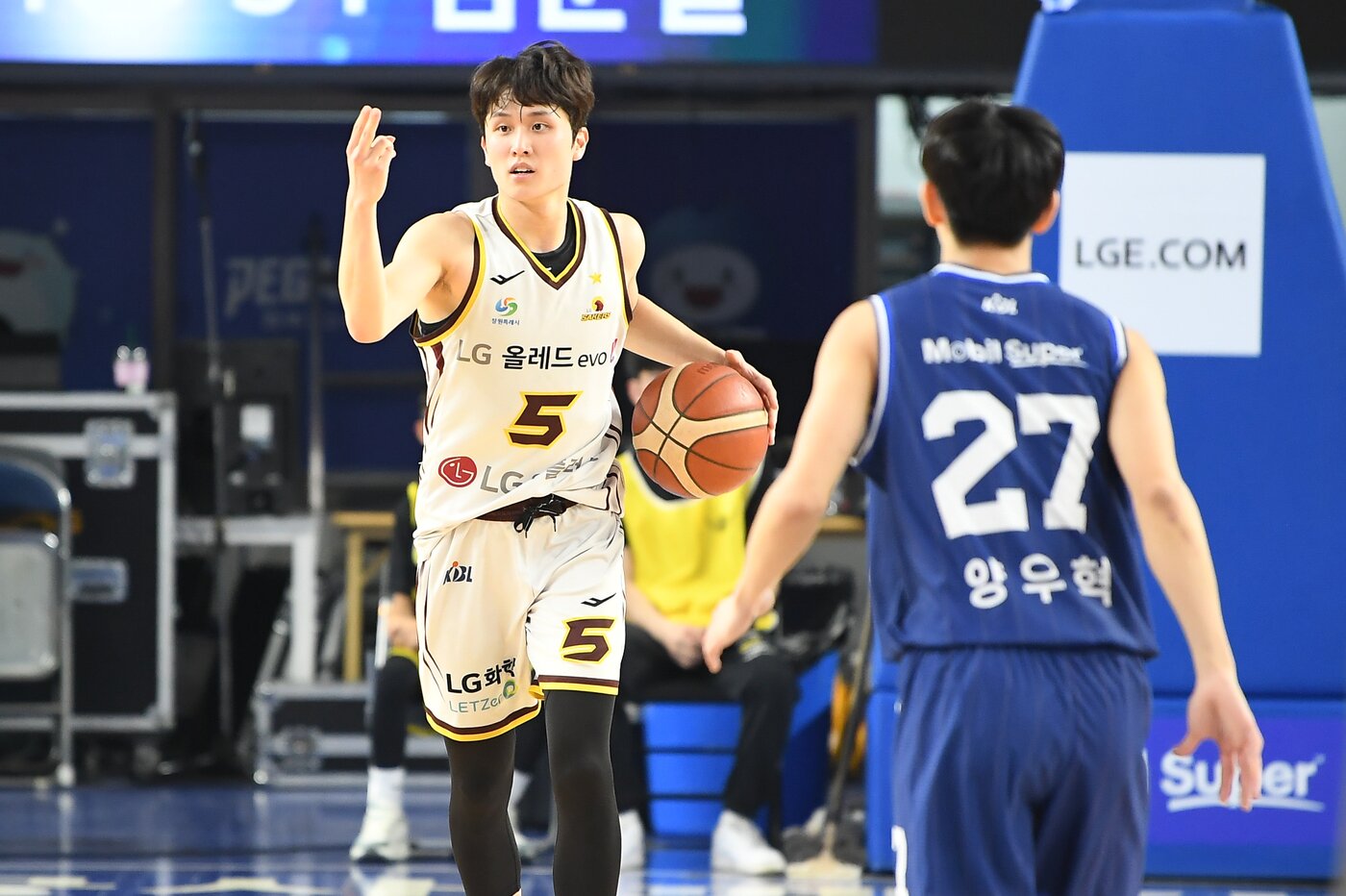 본문 이미지 - 창원 LG 가드 양준석이 26일 열린 대구 한국가스공사와 2025-26 프로농구 경기에서 14점 11어시스트로 활약하며 팀의 80-67 승리를 이끌었다. (KBL 제공)