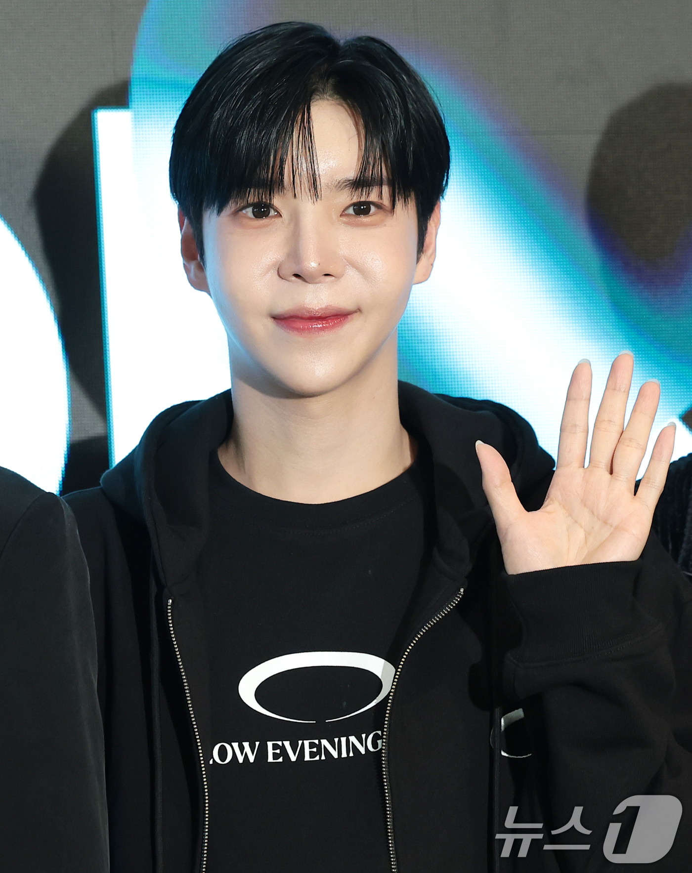 (서울=뉴스1) 권현진 기자 = 그룹 제니스 현우가 26일 서울 중구 동대문디자인플라자(DDP)에서 열린 ‘패션코드(Fashion KODE) 2026 F/W‘ 페노메논시퍼 패션쇼에 …