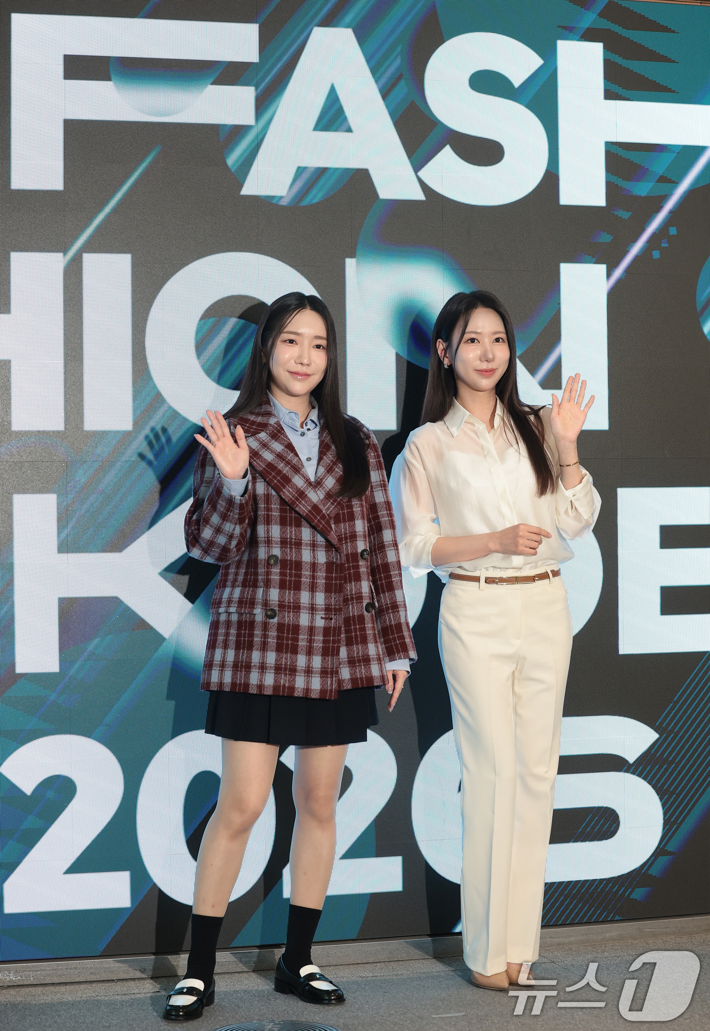 (서울=뉴스1) 권현진 기자 = 아나운서 정윤지와 쇼호스트 정은지가 26일 서울 중구 동대문디자인플라자(DDP)에서 열린 ‘패션코드(Fashion KODE) 2026 F/W‘ 페노 …