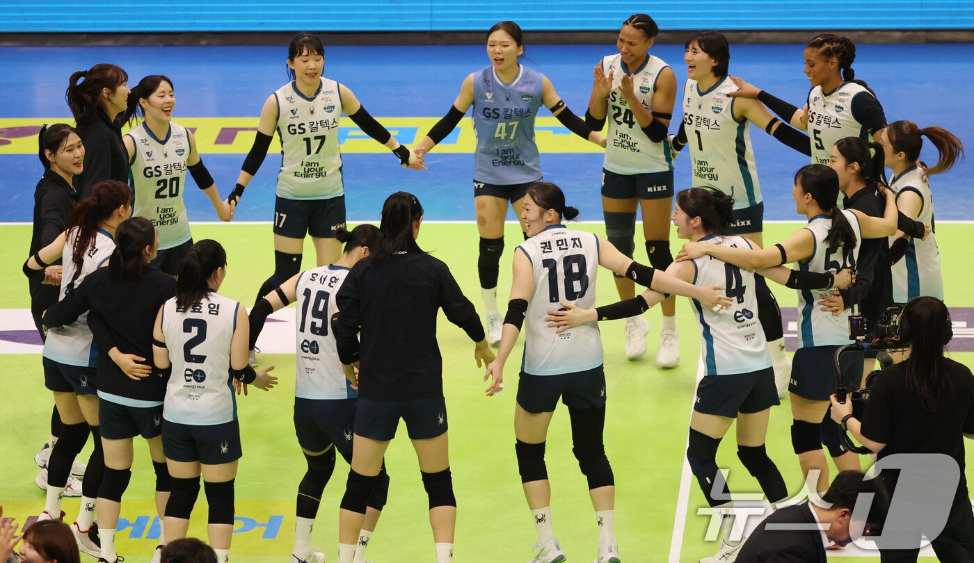 본문 이미지 - 26일 오후 경기 수원시 장안구 수원종합운동장 실내체육관에서 열린 2025-26 V리그 여자부 플레이오프 현대건설과 GS칼텍스의 경기에서 세트 스코어 3대1로 승리한 GS칼텍스 선수들이 기쁨을 나누고 있다. 2026.3.26 ⓒ 뉴스1 김영운 기자