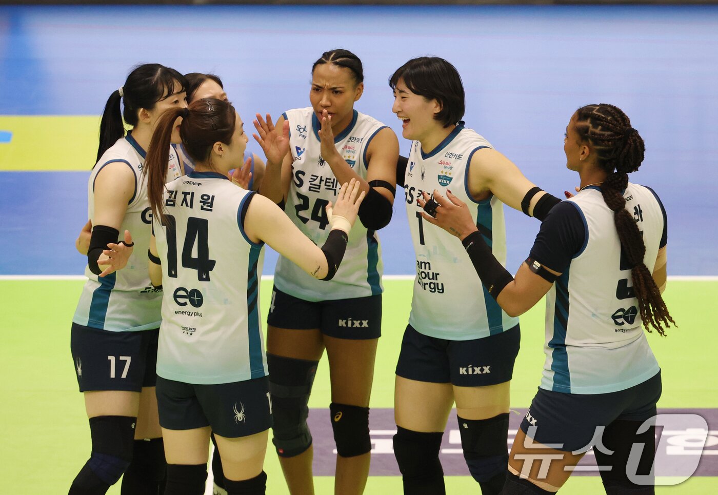 본문 이미지 - 26일 오후 경기 수원시 장안구 수원종합운동장 실내체육관에서 열린 2025-26 V리그 여자부 플레이오프 현대건설과 GS칼텍스의 경기에서 세트 스코어 3대1로 승리한 GS칼텍스 선수들이 기쁨을 나누고 있다. 2026.3.26 ⓒ 뉴스1 김영운 기자