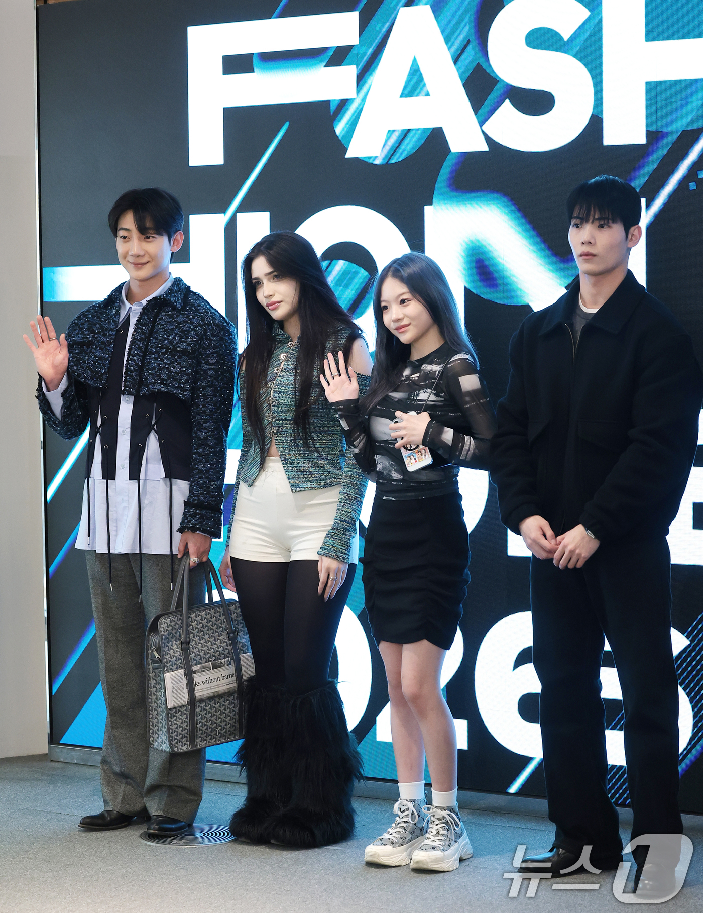 (서울=뉴스1) 권현진 기자 = 인플루언서 정준원(왼쪽부터)과 셀린, 한채유, 김태양이 26일 서울 중구 동대문디자인플라자(DDP)에서 열린 ‘패션코드(Fashion KODE) 2 …