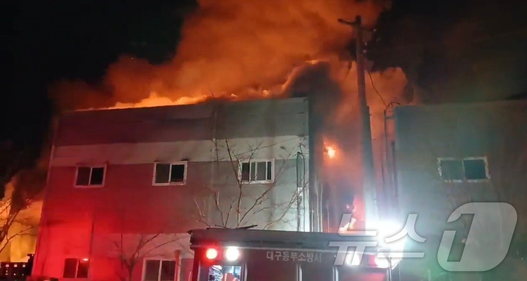 (대구=뉴스1) 남승렬 기자 = 26일 오후 8시 43분쯤 대구 동구 방촌동의 한 조명자재 공장에서 화재가 발생, 출동한 소방 당국이 진화하고 있다. (대구소방본부 제공. 재판매 …