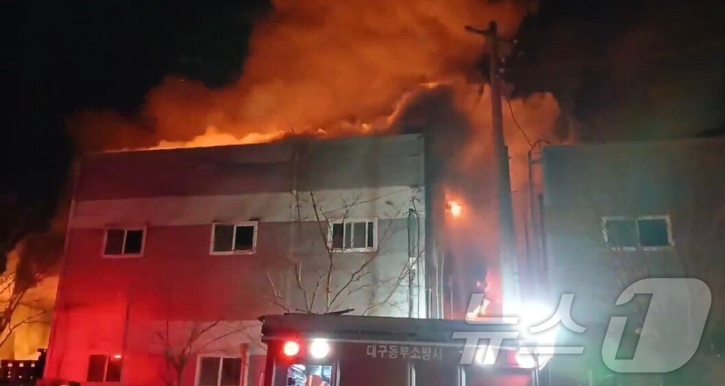 본문 이미지 - 26일 오후 8시 43분쯤 대구 동구 방촌동의 한 조명자재 공장에서 화재가 발생, 출동한 소방 당국이 진화하고 있다. (대구소방본부 제공. 재판매 및 DB 금지) 2026.3.26 ⓒ 뉴스1 남승렬 기자