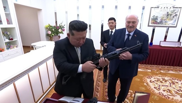 "군인에게는 소총 필요해"…벨라루스 대통령, 김정은에 소총 선물