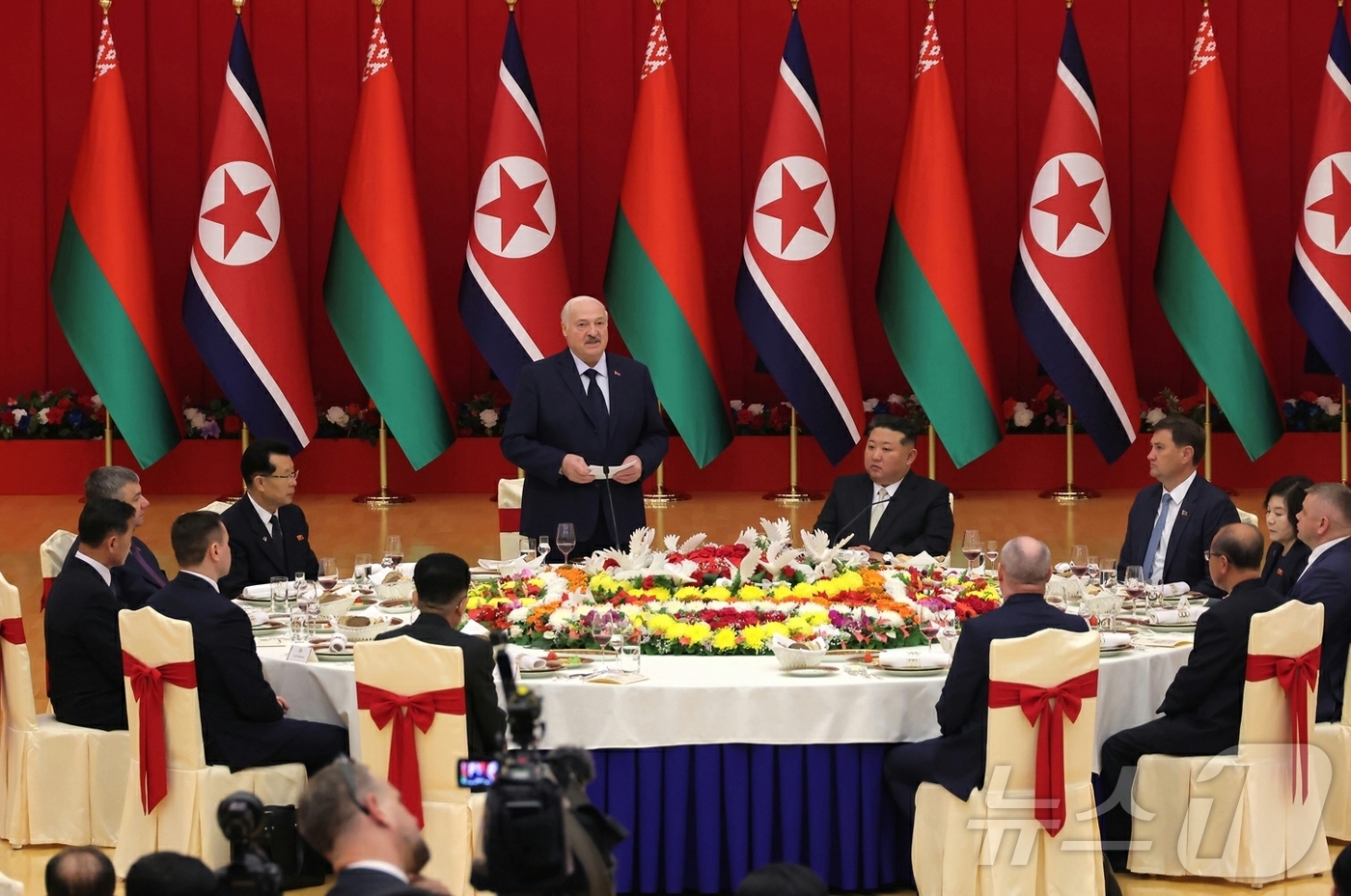 (평양 노동신문=뉴스1) = 북한 노동당 기관지 노동신문은 27일 "김정은동지께서 벨라루씨공화국 대통령 알렉싼드르 루까쉔꼬동지의 우리 나라 방문을 환영하여 3월 26일 연회를 마련 …