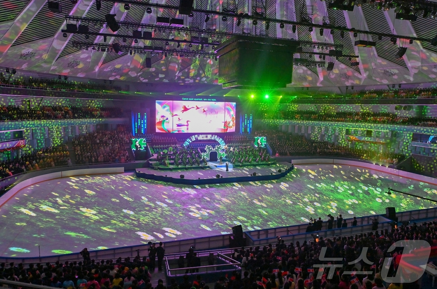 (평양 노동신문=뉴스1) = 북한 노동당 기관지 노동신문은 27일 "우리 나라를 공식 방문한 벨라루씨공화국 대통령 알렉싼드르 루까쉔꼬 동지를 위한 환영공연이 3월 26일 빙상관에서 …