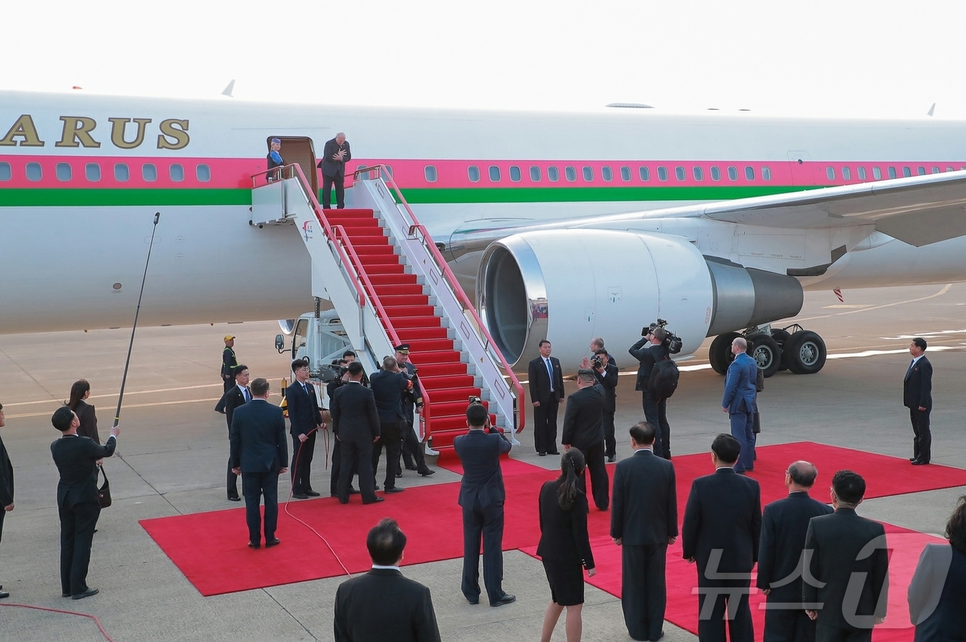 (평양 노동신문=뉴스1) = 북한 노동당 기관지 노동신문은 27일 "김정은 동지의 초청에 의하여 우리 나라를 공식 방문한 벨라루씨공화국 대통령 알렉싼드르 루까쉔꼬 동지가 3월 26 …