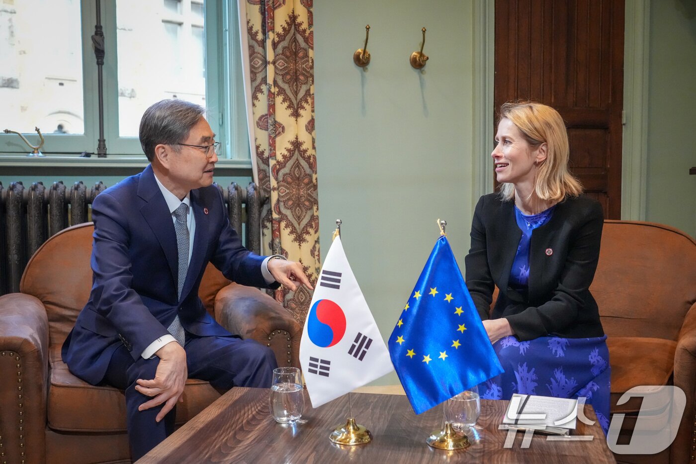 본문 이미지 - G7 외교장관회의 참석을 위해 프랑스를 방문 중인 조현 외교부 장관이 26일(현지시간) 카야 칼라스(Kaja Kallas) EU 외교안보정책 고위대표와 한-EU 외교장관 회담을 갖고 있다. (외교부 제공. 재판매 및 DB 금지) 2026.3.27 ⓒ 뉴스1 임세영 기자