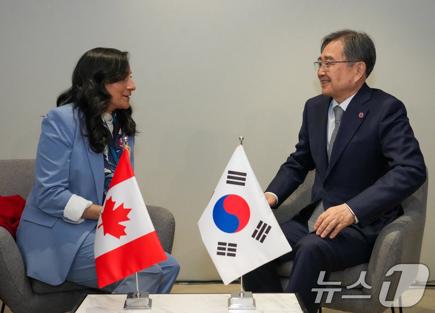 본문 이미지 - G7 외교장관회의 참석을 위해 프랑스를 방문 중인 조현 외교부 장관이 26일(현지시간) 오후 아니타 아난드(Anita Anand) 캐나다 외교장관과 회담을 갖고 있다. (외교부 제공. 재판매 및 DB 금지) 2026.3.27 ⓒ 뉴스1 임세영 기자