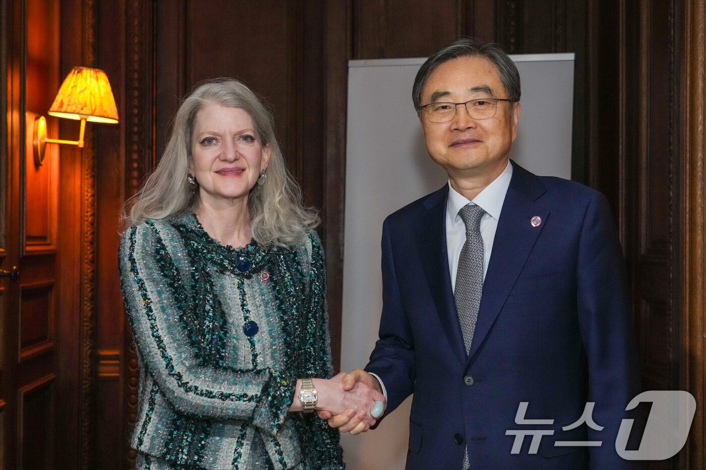 본문 이미지 - G7 외교장관회의 참석을 위해 프랑스를 방문 중인 조현 외교부 장관이 26일(현지시간) 오후 미측 수석대표로 참석중인 앨리슨 후커(Allison Hooker) 美 국무부 정무차관을 접견하고 있다. (외교부 제공. 재판매 및 DB 금지) 2026.3.27 ⓒ 뉴스1 임세영 기자