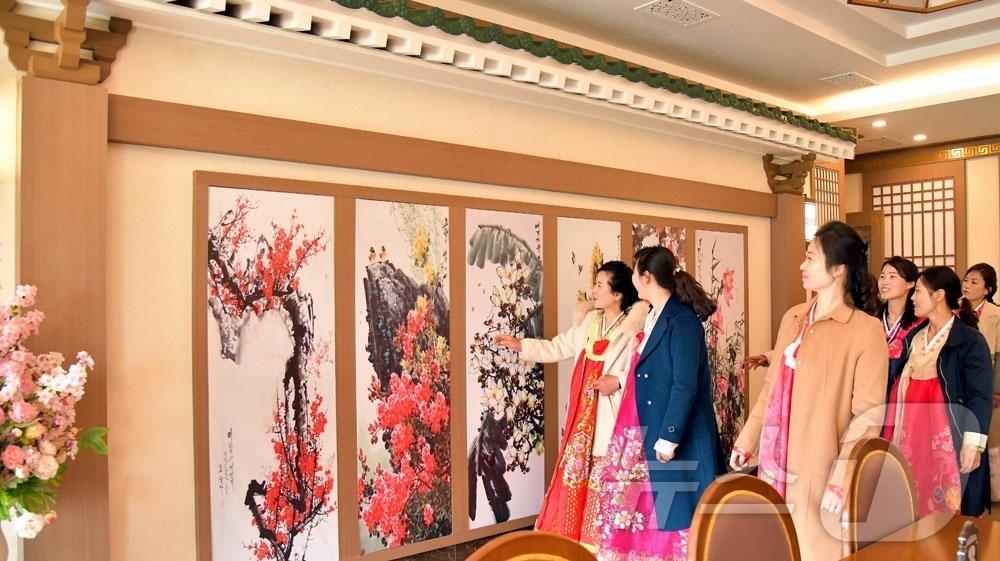 (평양 노동신문=뉴스1) = 북한 노동당 기관지 노동신문은 27일 단고기(개고기) 요리 전문식당 준공식이 26일 평양 대동강변에 건설됐다고 보도했다. 건물은 설계와 공법을 철저히 …