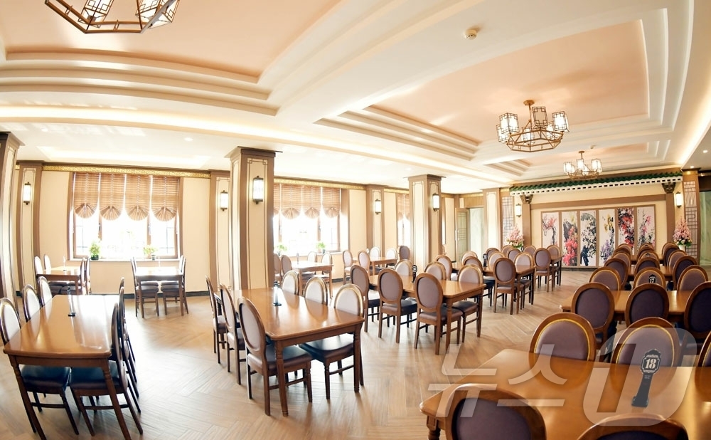 (평양 노동신문=뉴스1) = 북한 노동당 기관지 노동신문은 27일 단고기(개고기) 요리 전문식당 준공식이 26일 평양 대동강변에 건설됐다고 보도했다. 건물은 설계와 공법을 철저히 …