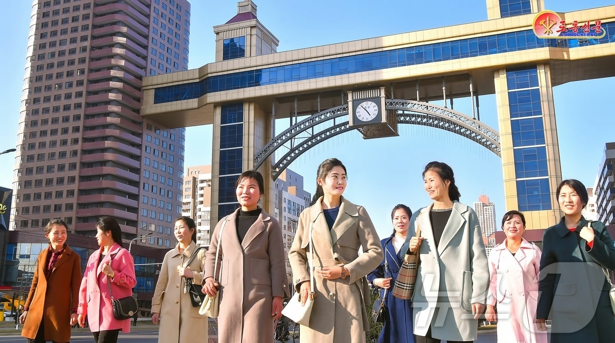 (평양 노동신문=뉴스1) = 북한 노동당 기관지 노동신문은 27일 "봄철 옷차림을 시대적 요구에 맞게 입어야 한다"며 "해마다 진행되는 여러 옷 전시회를 통해 우리 인민의 옷차림 …