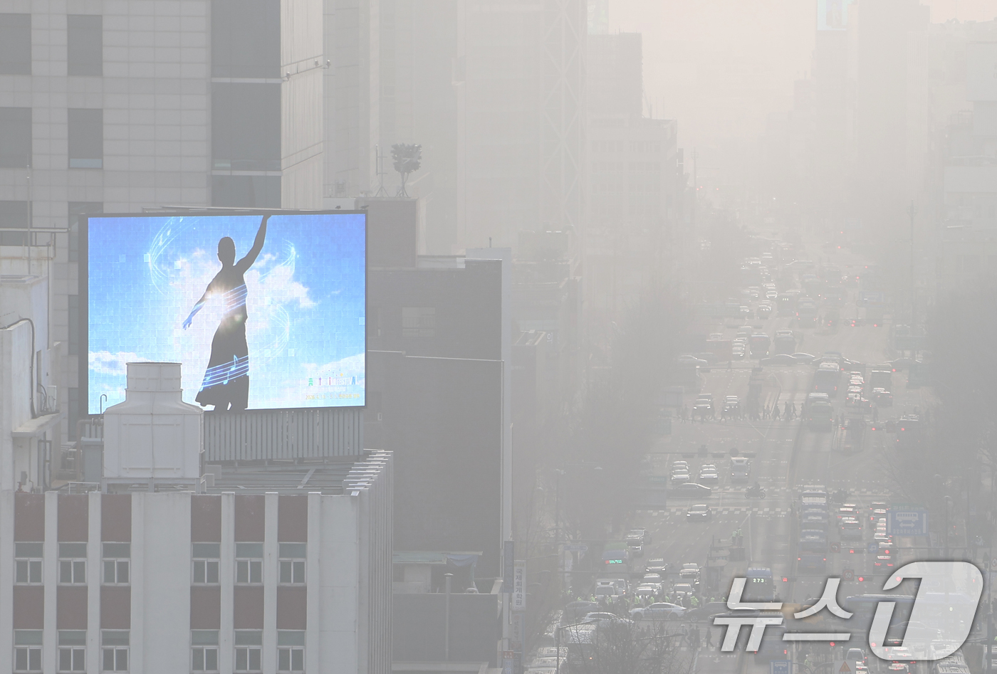 (서울=뉴스1) 김민지 기자 = 전국 대부분 지역의 초미세먼지 농도가 '나쁨' 수준을 보인 27일 오전 서울 종로구 서울시교육청에서 바라본 도심이 뿌옇게 보이고 있다. 2026.3 …