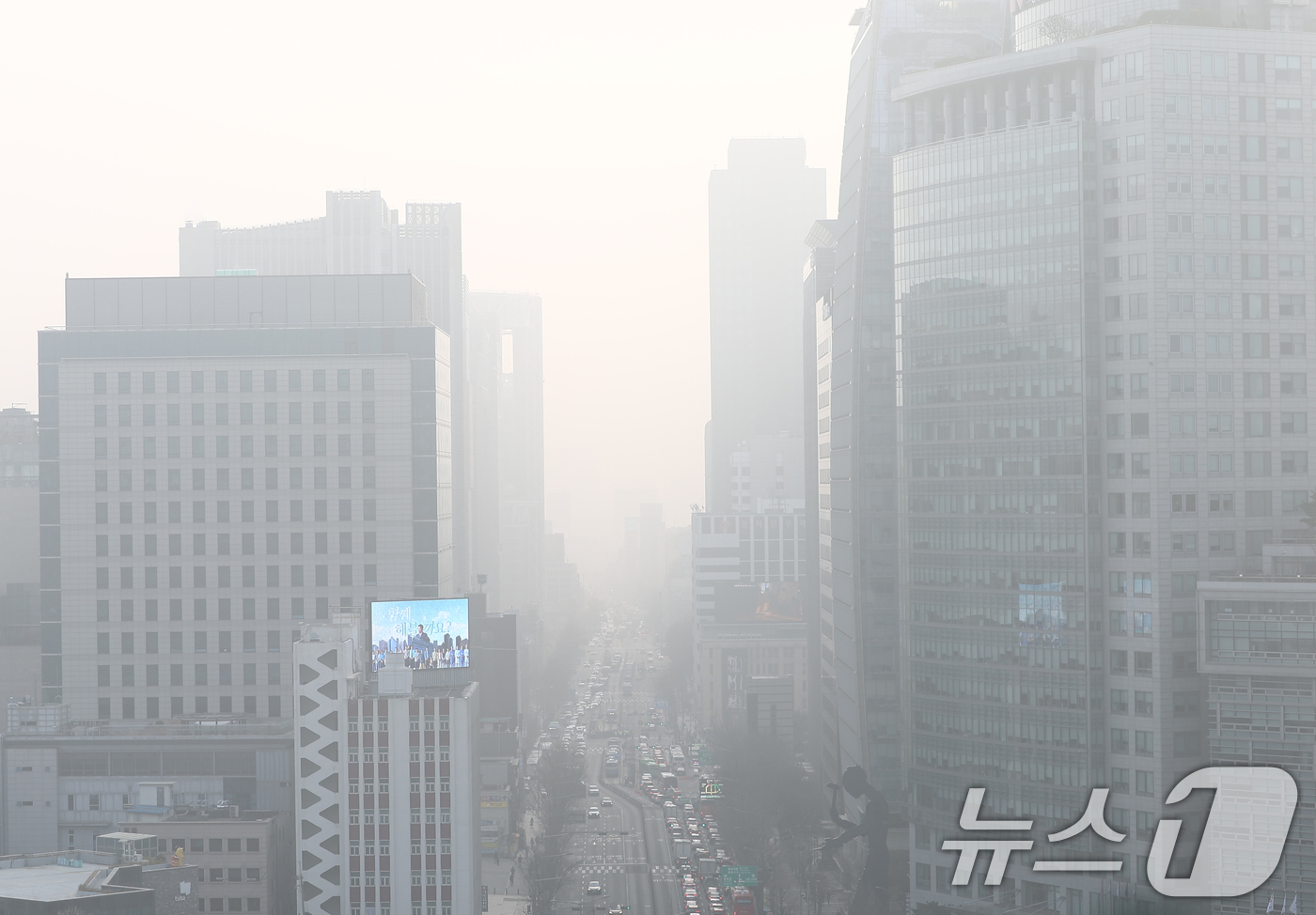 (서울=뉴스1) 김민지 기자 = 전국 대부분 지역의 초미세먼지 농도가 '나쁨' 수준을 보인 27일 오전 서울 종로구 서울시교육청에서 바라본 도심이 뿌옇게 보이고 있다. 2026.3 …