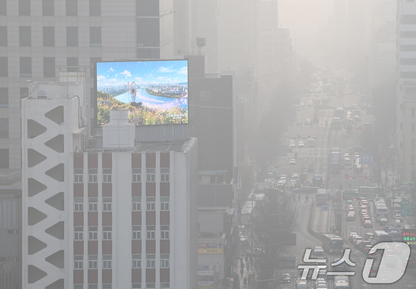 (서울=뉴스1) 김민지 기자 = 전국 대부분 지역의 초미세먼지 농도가 '나쁨' 수준을 보인 27일 오전 서울 종로구 서울시교육청에서 바라본 도심이 뿌옇게 보이고 있다. 2026.3 …