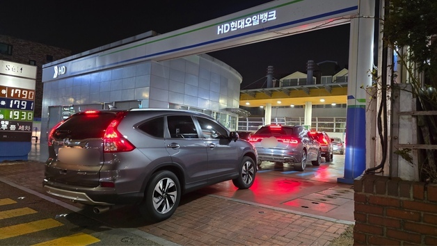 "더 오르기 전에 넣자"…2차 최고가격제 시행에 주유소 긴 줄
