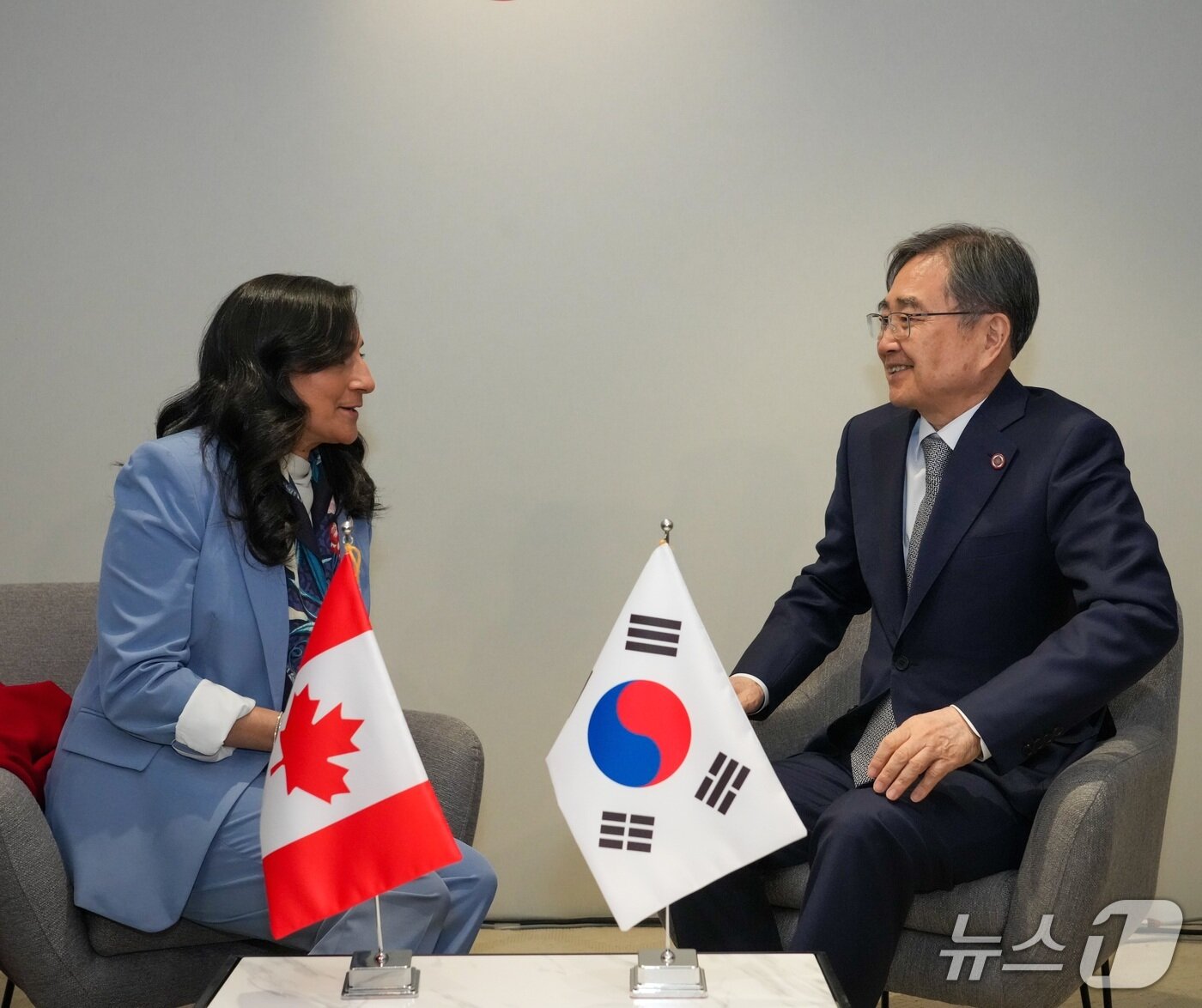 본문 이미지 - 조현 외교부 장관, 아니타 아난드 캐나다 외교장관.(외교부 제공)