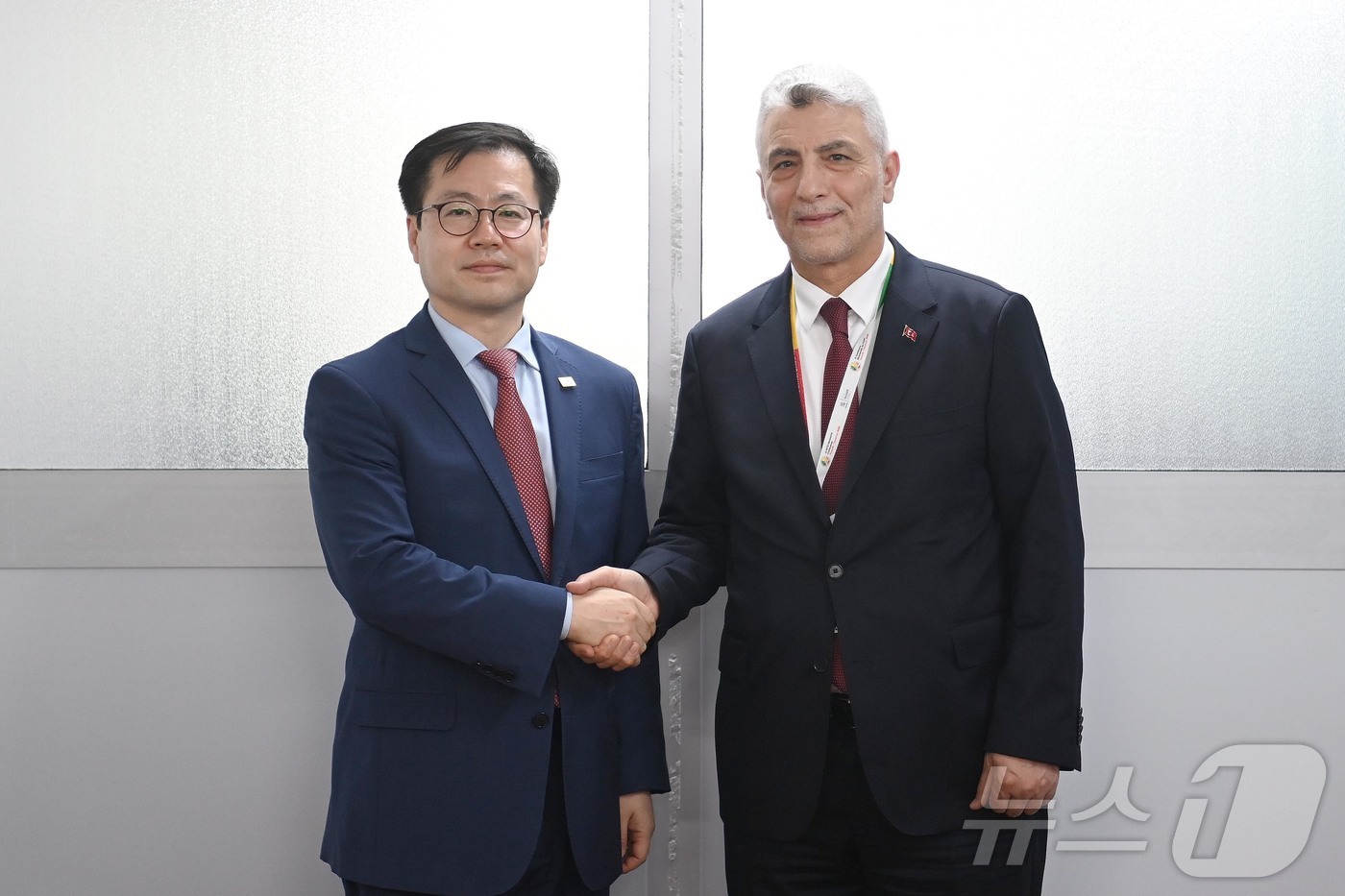 (서울=뉴스1) = 여한구 산업통상부 통상교섭본부장이 26일(현지시간) 카메룬 야운데에서 열린 WTO 제14차 각료회의(MC-14)를 계기로 오머 볼라트 튀르키예 무역부 장관과 기 …