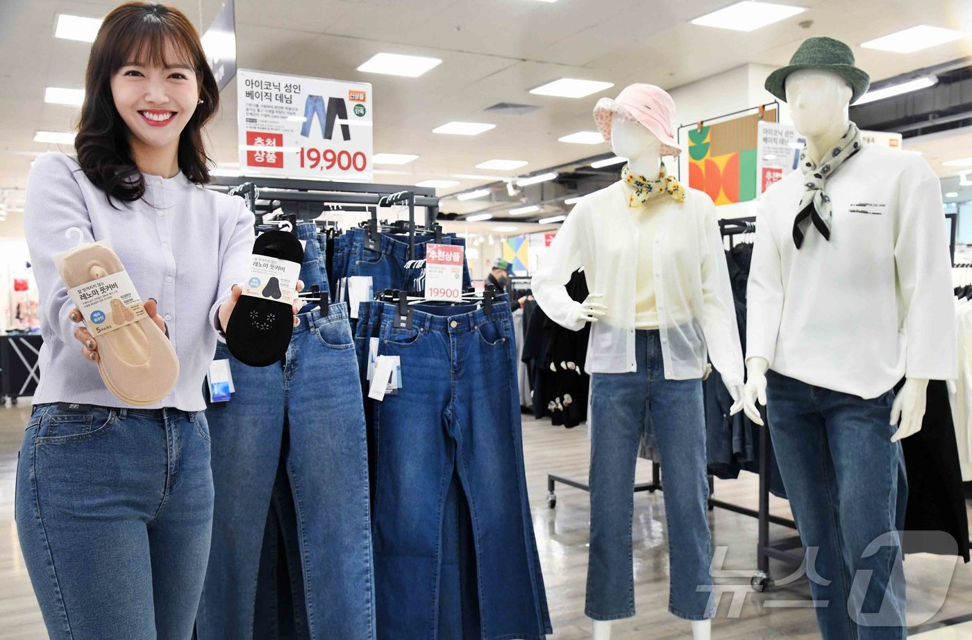 (서울=뉴스1) = 홈플러스가 합리적인 가격에 품질까지 갖춘 ‘F2F 아이코닉 데님'과 ‘레노마 풋커버’를 새롭게 선보이며 가성비 패션 라인업을 확대한다고 27일 밝혔다. 사진은 …