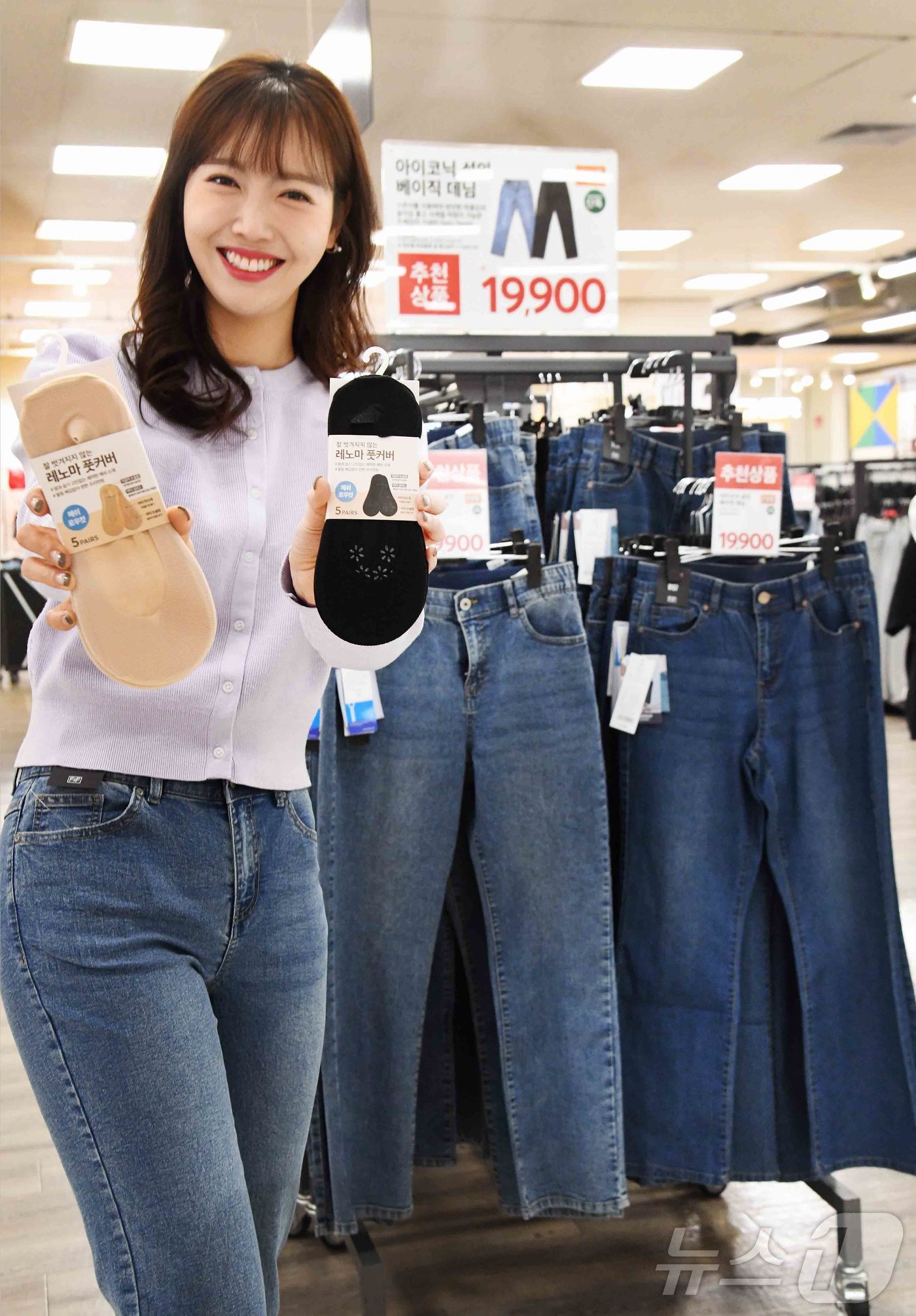 (서울=뉴스1) = 홈플러스가 합리적인 가격에 품질까지 갖춘 ‘F2F 아이코닉 데님'과 ‘레노마 풋커버’를 새롭게 선보이며 가성비 패션 라인업을 확대한다고 27일 밝혔다. 사진은 …