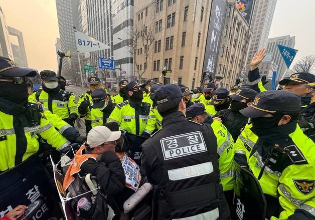 전장연, 광화문 일대 버스 탑승 시위…한때 출근길 마비