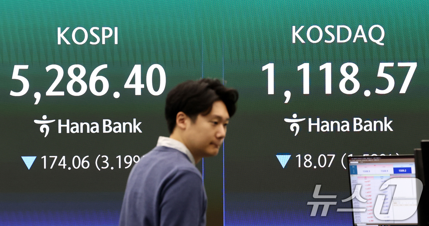 (서울=뉴스1) 최지환 기자 = 미국·이란의 휴전 기대감이 낮아지며 코스피가 하락 출발한 27일 오전 서울 중구 하나은행 딜링룸 전광판에 증시 시황이 표시되고 있다. 2026.3. …