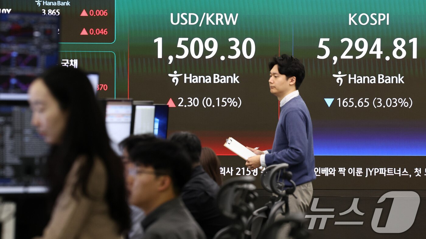 본문 이미지 - 미국·이란의 휴전 기대감이 낮아지며 코스피가 하락 출발한 27일 오전 서울 중구 하나은행 딜링룸 전광판에 증시 시황이 표시되고 있다. 2026.3.27 ⓒ 뉴스1 최지환 기자