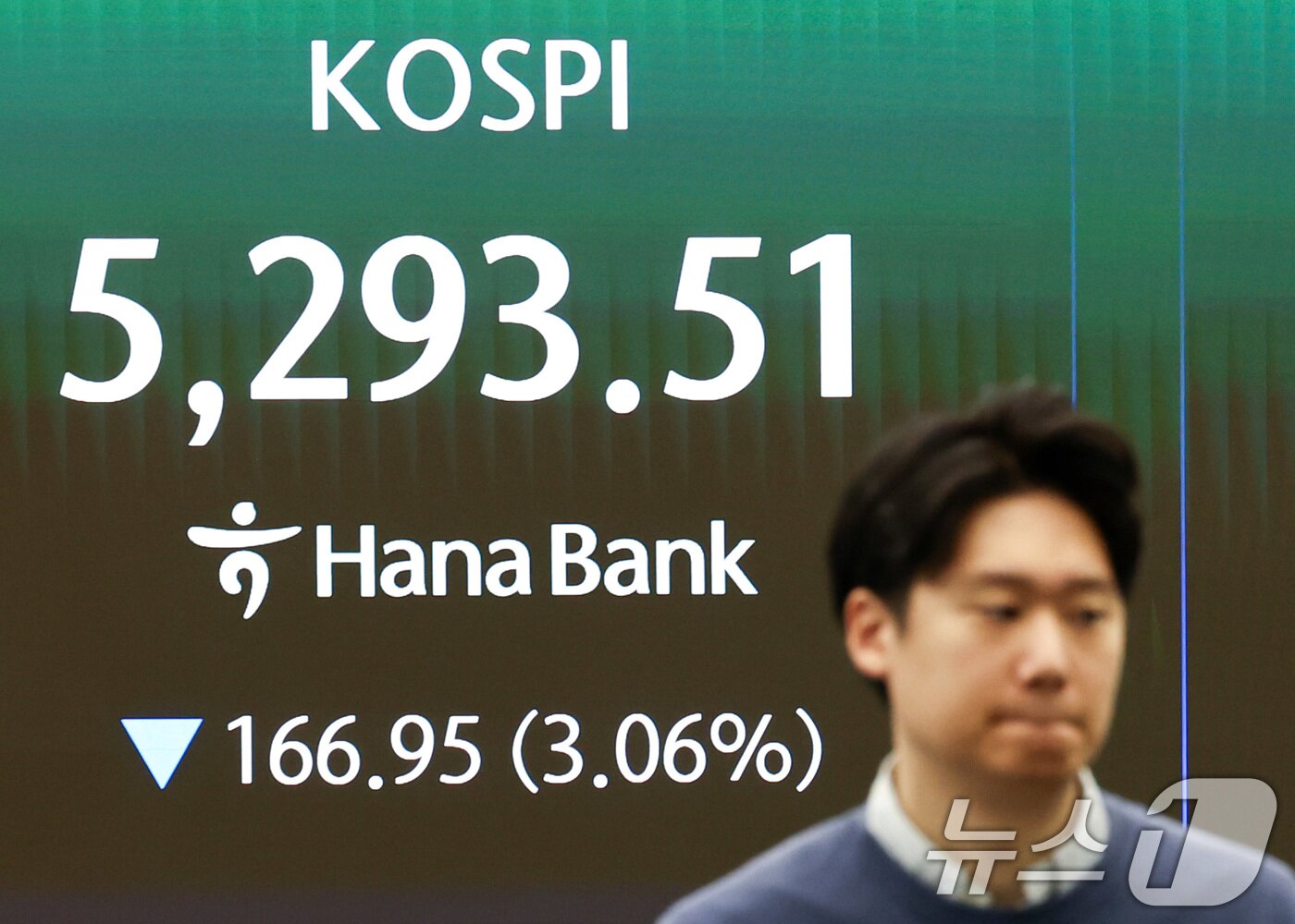 본문 이미지 - 미국·이란의 휴전 기대감이 낮아지며 코스피가 하락 출발한 27일 오전 서울 중구 하나은행 딜링룸 전광판에 증시 시황이 표시되고 있다. 2026.3.27 ⓒ 뉴스1 최지환 기자