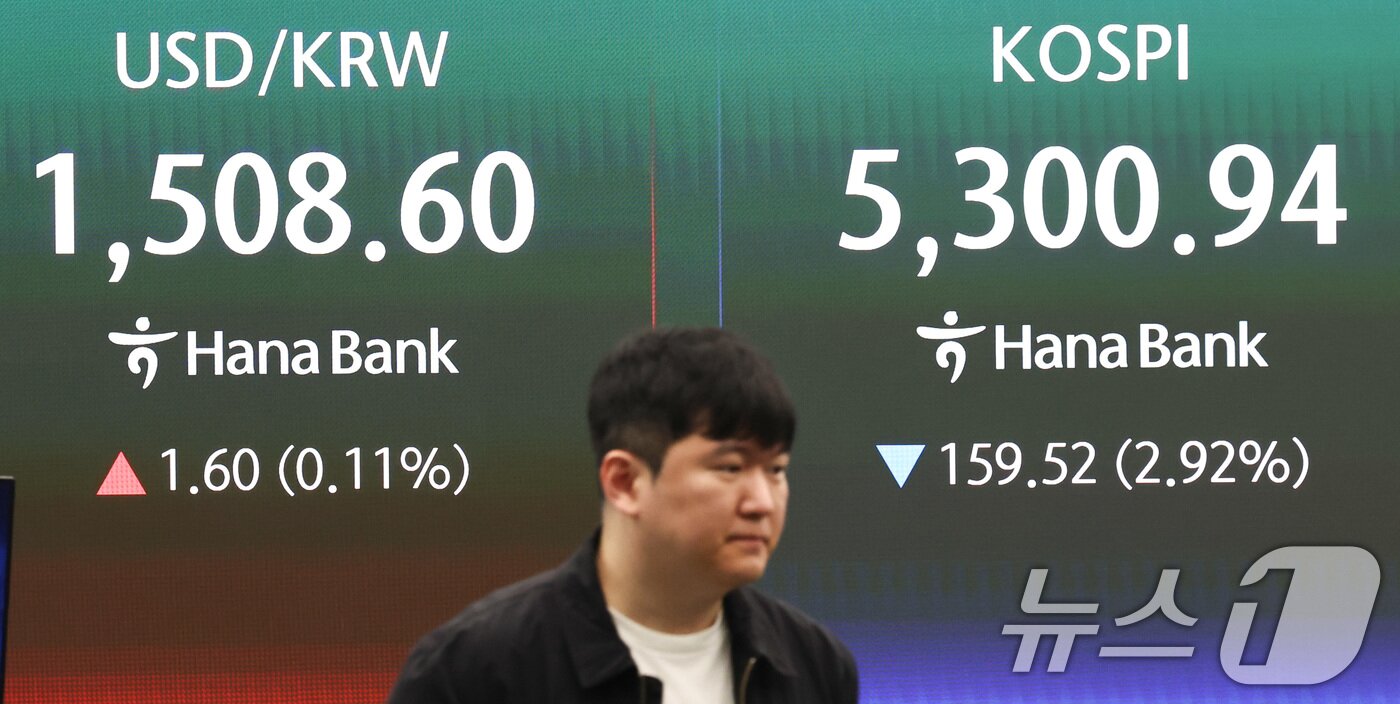 본문 이미지 - 미국·이란의 휴전 기대감이 낮아지며 코스피가 하락 출발한 27일 오전 서울 중구 하나은행 딜링룸 전광판에 증시 시황이 표시되고 있다. 2026.3.27 ⓒ 뉴스1 최지환 기자