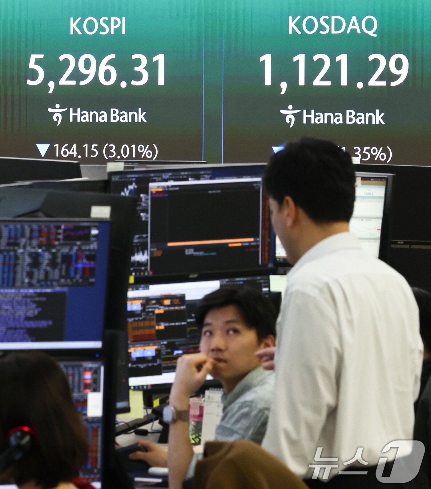 본문 이미지 - 미국·이란의 휴전 기대감이 낮아지며 코스피가 하락 출발한 27일 오전 서울 중구 하나은행 딜링룸 전광판에 증시 시황이 표시되고 있다. 2026.3.27 ⓒ 뉴스1 최지환 기자