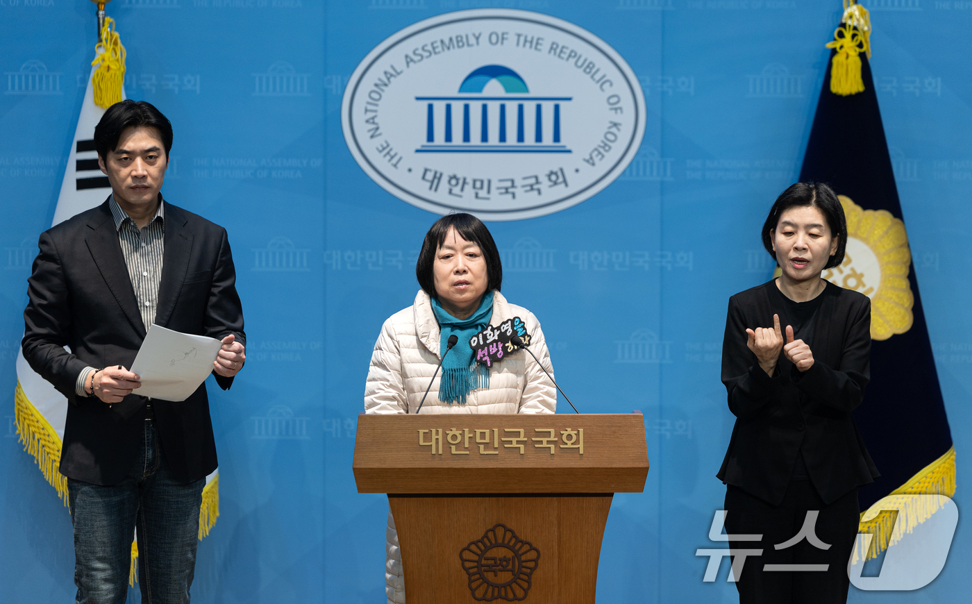 (서울=뉴스1) 이승배 기자 = 한준호 더불어민주당 의원과 이화영 전 경기도 평화부지사의 부인 백정화 씨가 27일 서울 여의도 국회 소통관에서 대북송금 사건 국정조사, 이 전 부지 …