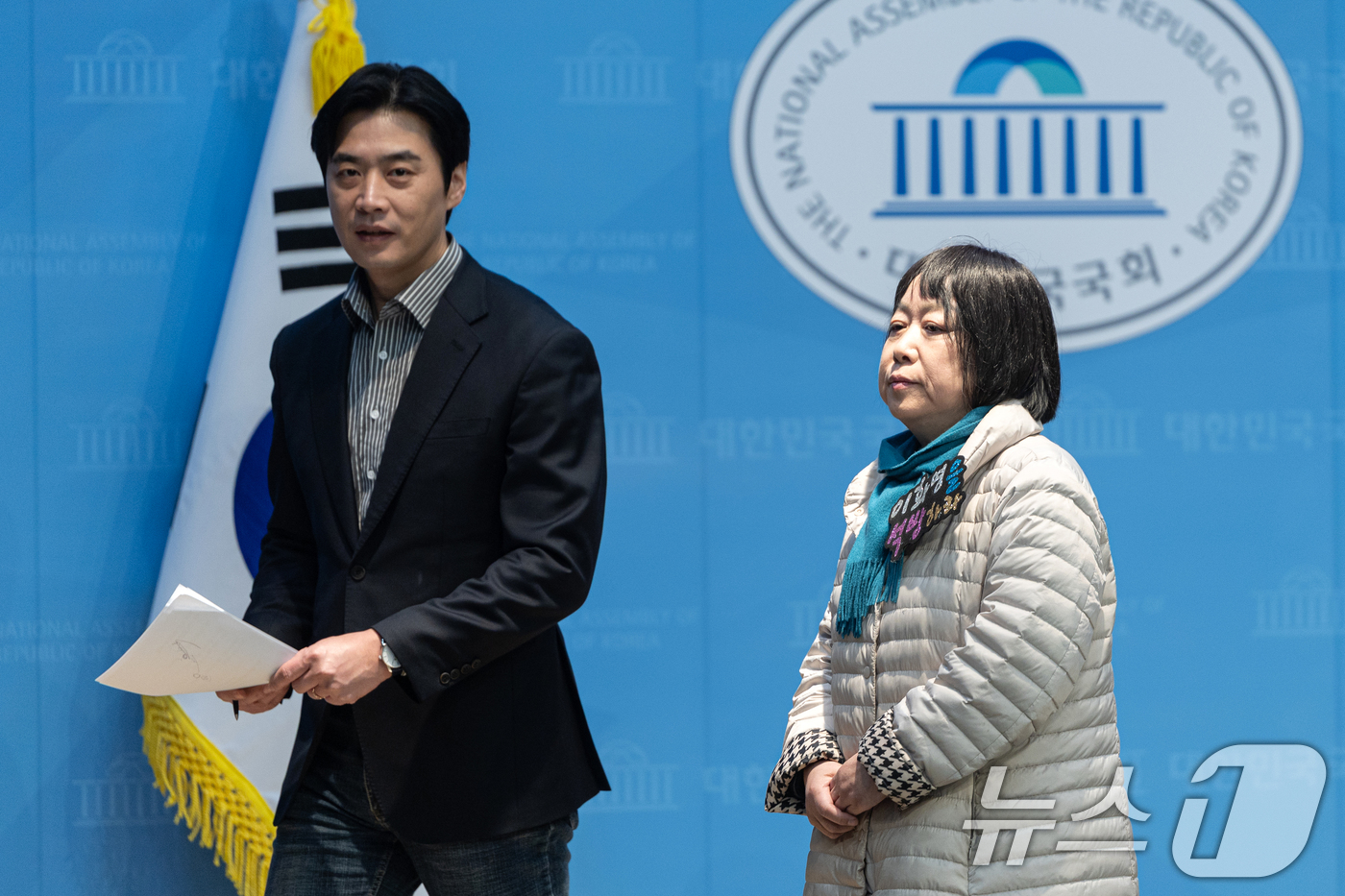 (서울=뉴스1) 이승배 기자 = 한준호 더불어민주당 의원과 이화영 전 경기도 평화부지사의 부인 백정화 씨가 27일 서울 여의도 국회 소통관에서 대북송금 사건 국정조사, 이 전 부지 …